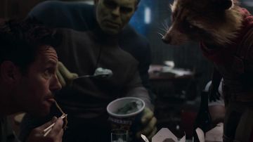 Ben & Jerry's Ice Cream mangé par Bruce Banner / Hulk (Mark Ruffalo) dans Avengers: Endgame