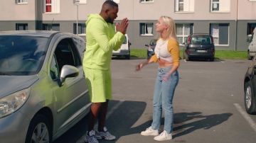 the sweatshirt of Kenzo neon KeBlack in her video clip Chop