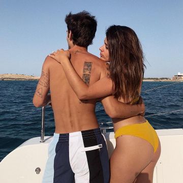 Le short de bain à rayures Sandro porté par Àlex Domenech sur le compte instagram de @alexdomenec