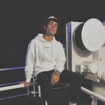 Le sweat à capuche blanc Sandro porté par Àlex Domenech sur son compte Instagram @alexdomenec