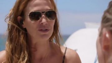 Gafas de sol de bronce de Cat Chambers (Poppy Montgomery) en Reef Break (S01E01)