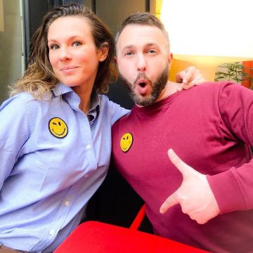 The blue shirt smiley Lorie Railing on the account instagram of @loriepesterofficiel