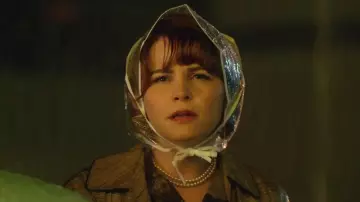 La capuche de pluie transparente de Beth Ann (Ginnifer Goodwin) dans Why Women Kill (S01E01)