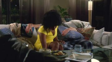 La robe jaune portée par Taylor (Kirby Howell-Baptiste) dans Why Women Kill (S01E01)