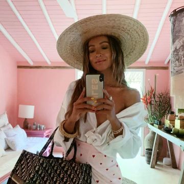 Natural hat worn by Julie Sariñana on her Instagram account @sincerelyjules