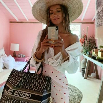 Dior Tote bag worn by Julie Sariñana on her Instagram account @sincerelyjules