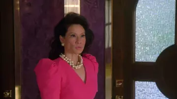 La robe rose à manches bouffantes portée par Simone (Lucy Liu) dans Why Women Kill (S01E01)