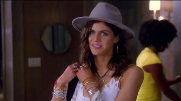 La chapeau gris de Jade (Alexandra Daddario) dans Why Women Kill (S01E01)