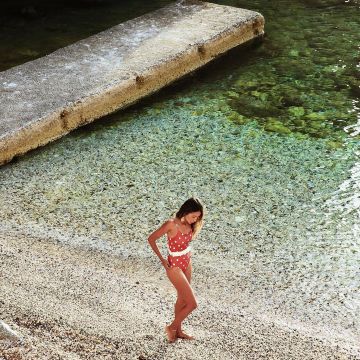 Red swimsuit with white dots and white belt worn by Julie Sariñana on her Instagram account @sincerelyjules