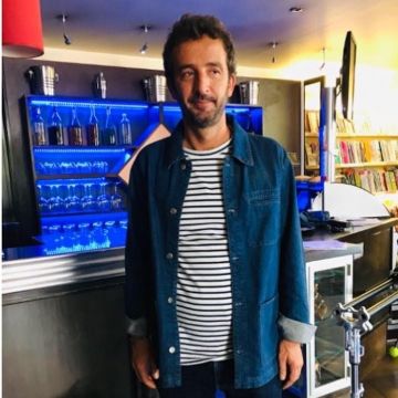 La chemise en jean portée par Cyrille Eldin sur le compte Instagram de @alexgalvanstyliste