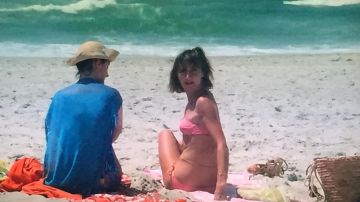 The swimsuit bandeau pink Gigi (Marie-Anne Chazel) in Tan