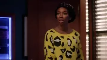 Le pull imprimé léopard porté par Cassie Brown (Brandy Norwood) dans Star (S03E16)