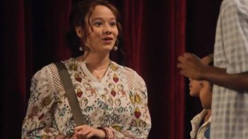 Blusa estampada de Sandro Azúcar usada por Jade McKellan (Talia Jackson) en Reunión Familiar (Temporada 01 Episodio 04)