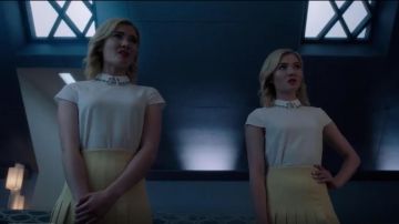 Ted Baker Embelli Col Haut porté par l'Esme Frost (Skyler Samuels) dans Le Surdoué (Saison 02 Episode 02)