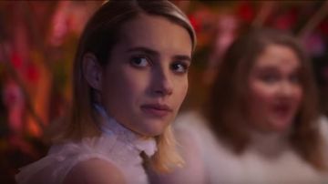 Or Stud Boucles d'oreilles portées par l'Uma (Emma Roberts) dans le Paradis des Collines