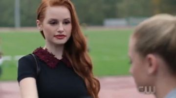 AQUA Floral Robe à Col porté par Cheryl Fleur (Madelaine Petsch) à Riverdale (Saison 01 Épisode 05)