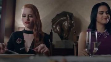 Zara Mini Robe avec Collier de Détail. porté par Cheryl Fleur (Madelaine Petsch) à Riverdale (Saison 01 Épisode 05)