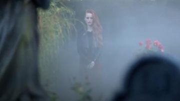 Marciano Shayna Drapé Veste en Cuir portés par Cheryl Fleur (Madelaine Petsch) à Riverdale (Saison 01 Épisode 05)