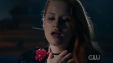 Bakélite Rouge Sculpté Marbré 10 Cerises Pin porté par Cheryl Fleur (Madelaine Petsch) à Riverdale (Saison 01 Épisode 05)