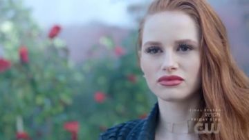 ALDO Ingenito le Foulard porté par Cheryl Fleur (Madelaine Petsch) à Riverdale (Saison 01 Épisode 05)
