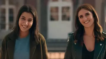 The long coat khaki worn by Mina (Leïla Bekhti) in I'll go where you go