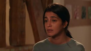 Earrings mini creole money brought in by Mina (Leïla Bekhti) in I'll go where you go