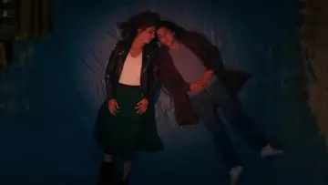 The top white fluid carried by Vali (Géraldine Nakache) in I'll go where you go