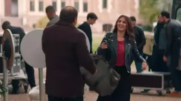 The t-shirt raspberry red worn by Vali (Géraldine Nakache) in I'll go where you go