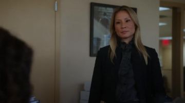 Abrigo de lana All Saints Vita usado por la Dra. Joan Watson (Lucy Liu) en Elementary (Temporada 07 Episodio 10)