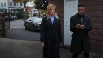 Marissa Webb Feria Coat usado por la Dra. Joan Watson (Lucy Liu) en Elementary (Temporada 07 Episodio 10)