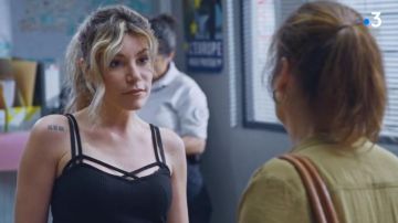 El top negro con correas de Ariane (Lola Marois) en Plus belle la vie Temporada 15 Episodio 3842