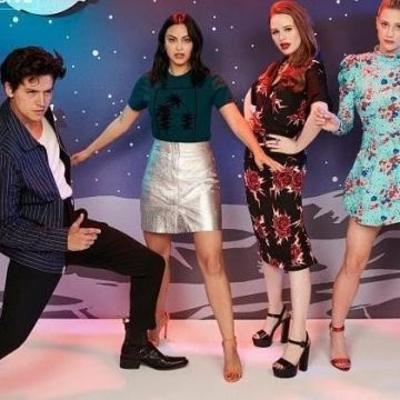 Falda de cuero metálico Sandro usada por Camila Mendes Comic-Con 20 de julio de 2019