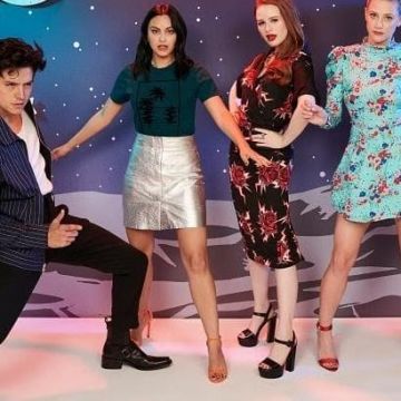 Staurt Weitzman Le Naturisme Sandale porté par Camila Mendes Comic-Con, le 20 juillet 2019