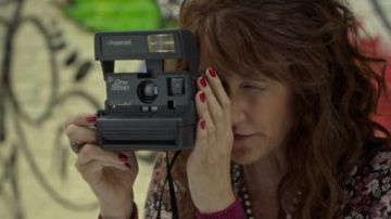 L'appareil photo Polaroid noir de Laura (Laura Dern) dans J.T. LeRoy
