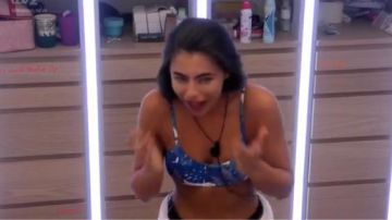 Pretty Little Thing Blue Palm Low Scoop Neck Bikini Top usado por Francesca Allen en Love Island (Temporada 05 Episodio 50)