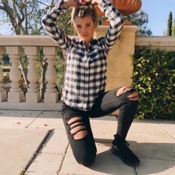 La camisa a cuadros en blanco y negro de Sofia Richie en su cuenta de Instagram @sofiarichie