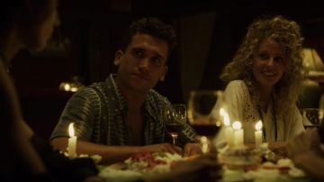 El vestido de túnica blanca de Estocolmo (Esther Acebo) en La casa de papel