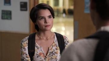 The t-shirt worn by Simon Davis (Brianna Hildebrand) in Trinkets (S01E10)