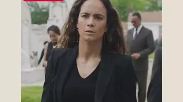 Blazer noire portée par Térésa mendoza (Alice Braga) dans queen of the south S04E08