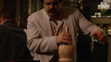 chianti red wine drunk by Jim Hopper (David Harbour) in Stranger Things (S03E02)