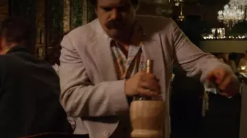 chianti red wine drunk by Jim Hopper (David Harbour) in Stranger Things (S03E02)