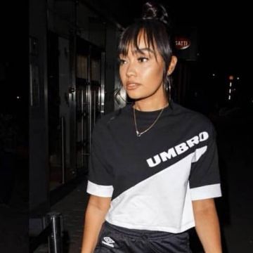 Le t-shirt noir et blanc Umbro de Leigh-Anne Pinnock sur le compte instagram de @leighannepinnock