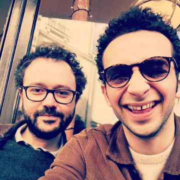 La chaqueta marrón de William Lebghil en su cuenta de Instagram @williamlebghil