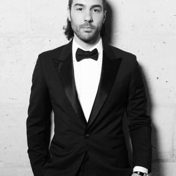 The tuxedo worn by Tahar Rahim on his account Instagram @taharrahimofficiel