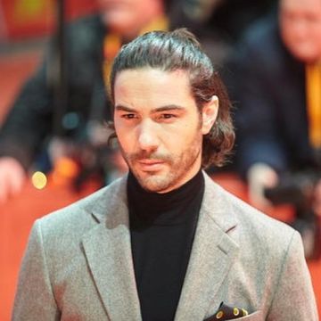 The blazer grey Tahar Rahim on his account Instagram @taharrahimofficiel