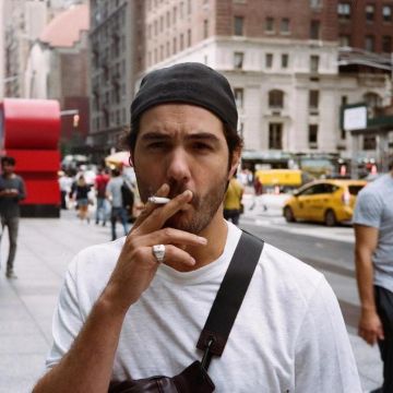 Le t-shirt blanc de Tahar Rahim sur son compte Instagram @taharrahimofficiel