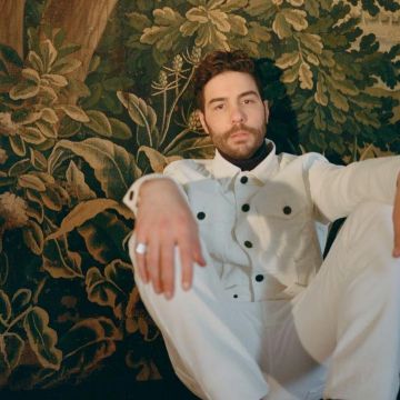 La veste en denim blanche de Tahar Rahim sur son compte Instagram @taharrahimofficiel