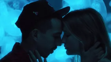 La casquette noire V Visionnaire logo bleu rouge jaune portée par Bigflo dans Bigflo & Oli - Promesses