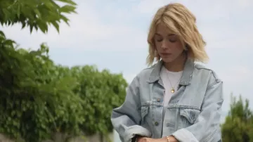 The jean jacket clear scope by Alice Isaaz in the clip Promises of Bigflo & Oli