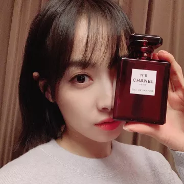 The perfume Chanel N°5 Victoria Song on his account Instagram @victoria02_02